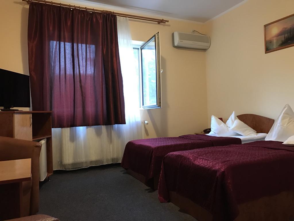 Hotel Cardinal Satu Mare Exterior photo