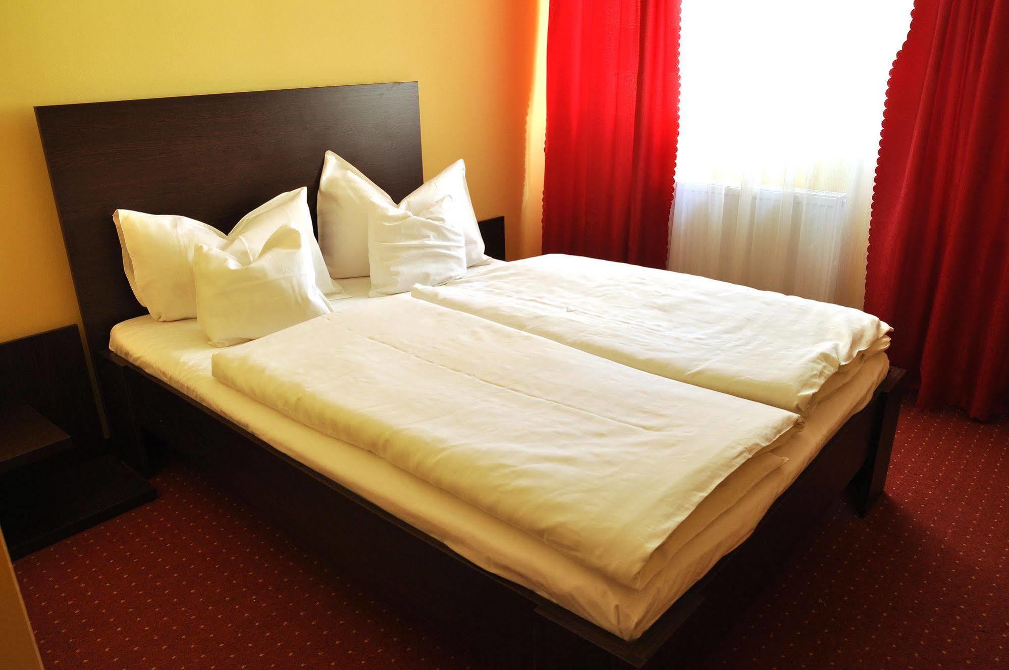 Hotel Cardinal Satu Mare Exterior photo