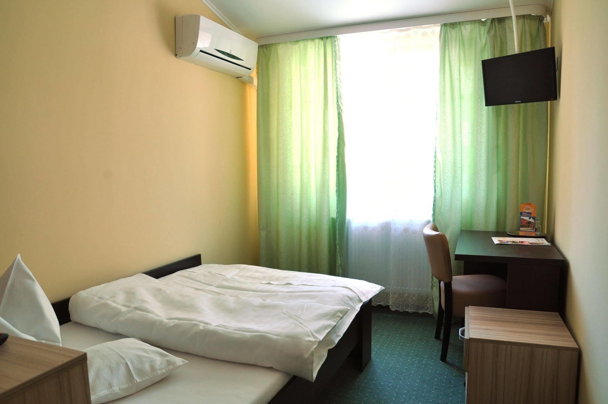 Hotel Cardinal Satu Mare Exterior photo